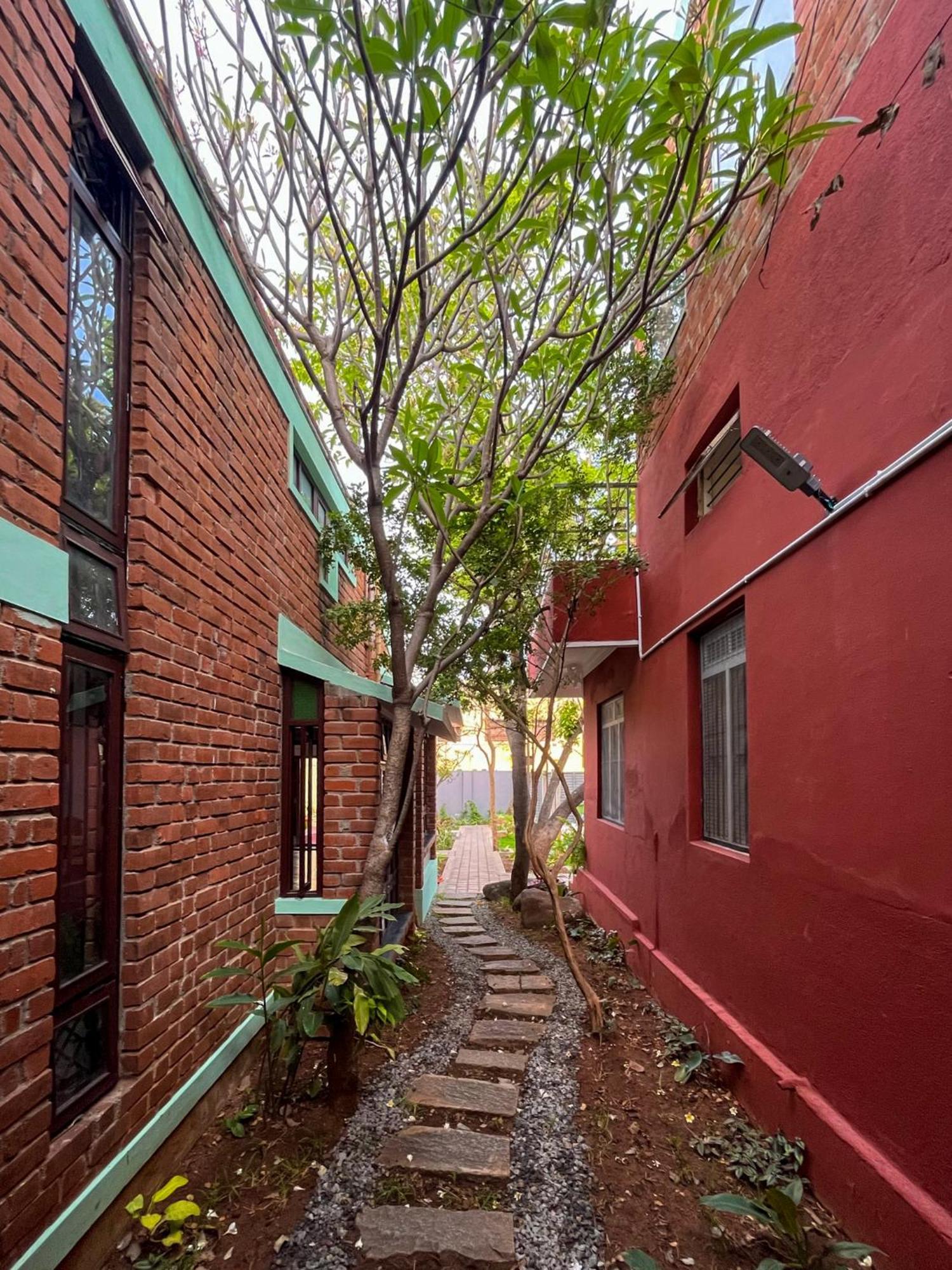 Rahees Bi Roambay - Backpacker Hostel ไมซอร์ ภายนอก รูปภาพ
